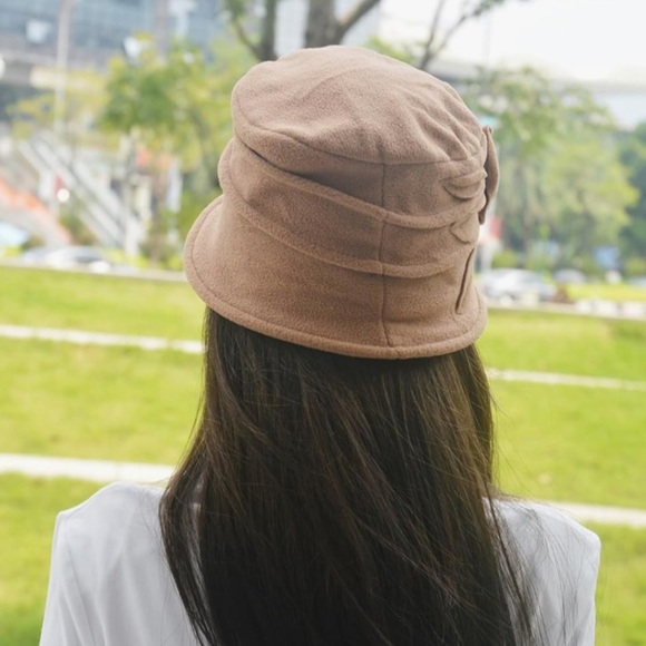 NWT Elegant Tan Women's Cloche Hat with Floral Accent - Picture 4 of 5